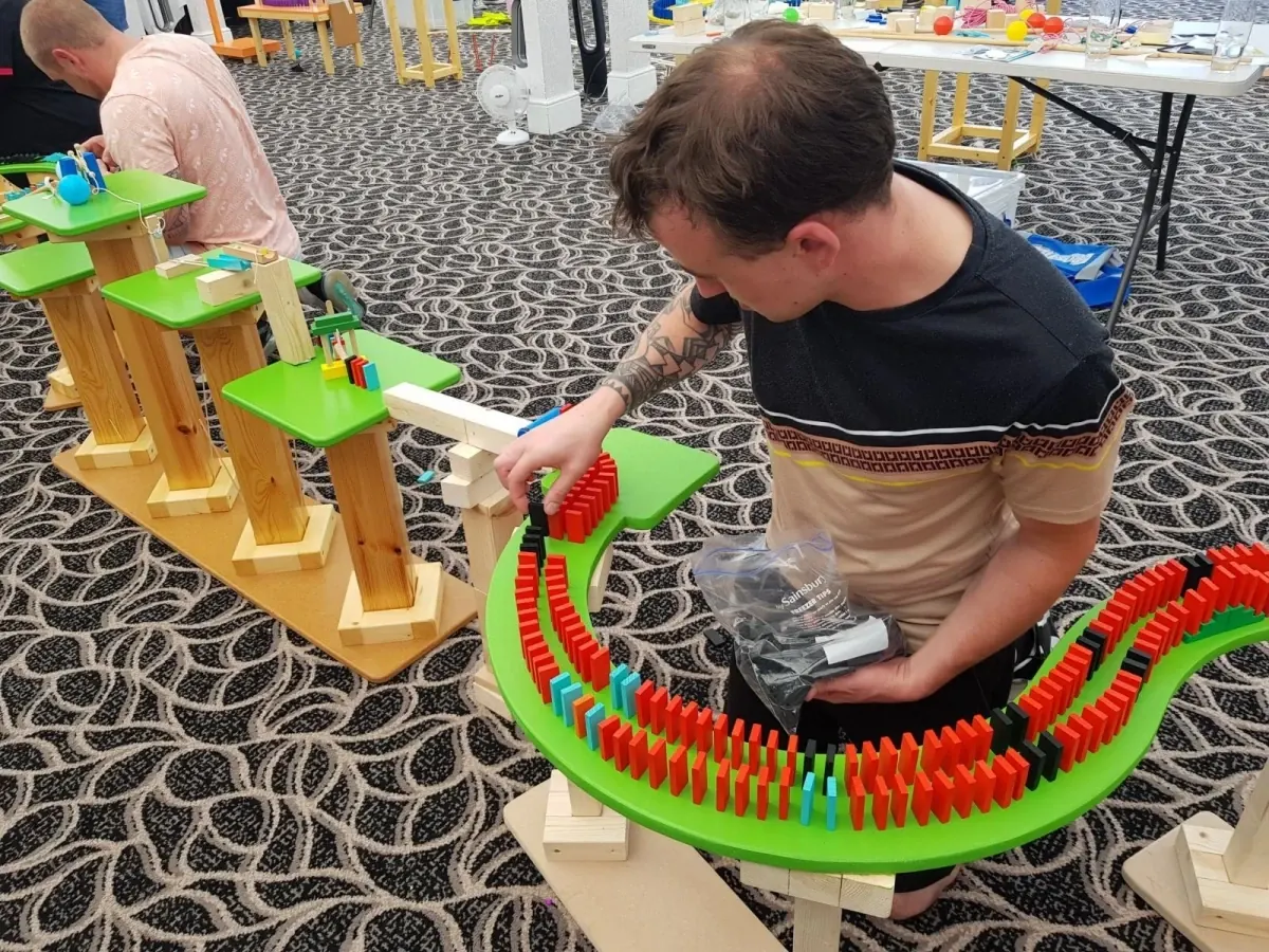 Domino Géant, moment de cohésion d'équipe réussi
