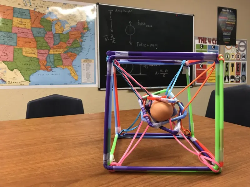 Egg Drop Challenge, équipes en action pendant l'activité