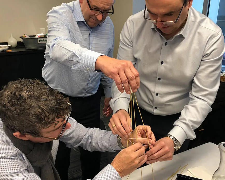 Marshmallow Challenge, équipes en action pendant l'activité