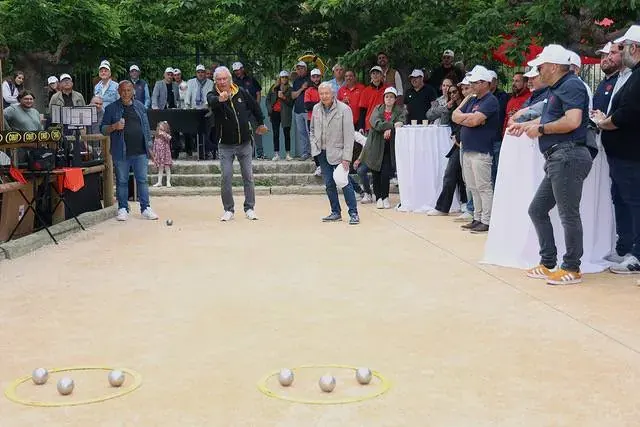 Tournoi de Pétanque, équipes en action pendant l'activité