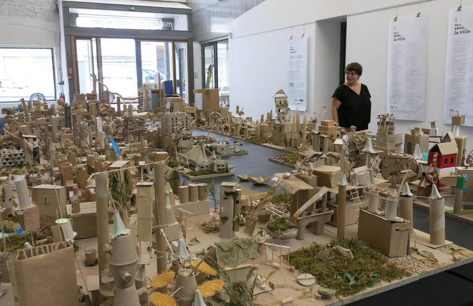 Village en Carton, moment de cohésion d'équipe réussi