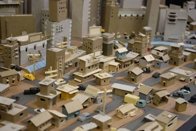 Village en Carton, équipes en action pendant l'activité