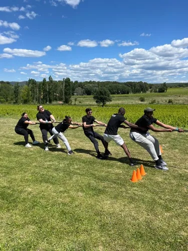 Équipe en tir à la corde team building outdoor