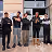 Quatre collègues posant ensemble à la fin d’une journée de team building.